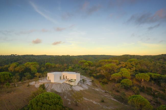 BIM建筑|荒凉上的白色雕塑“花”:Fontinha 室第 / Aires Mateus + SIA arquitectura BIM建筑|荒凉上的白色雕塑“花”:Fontinha 室第 / Aires Mateus + SIA arquitectura