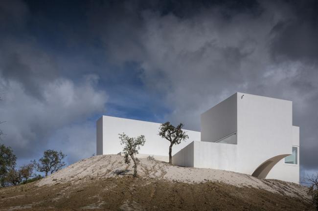 BIM建筑|荒凉上的白色雕塑“花”:Fontinha 室第 / Aires Mateus + SIA arquitectura BIM建筑|荒凉上的白色雕塑“花”:Fontinha 室第 / Aires Mateus + SIA arquitectura