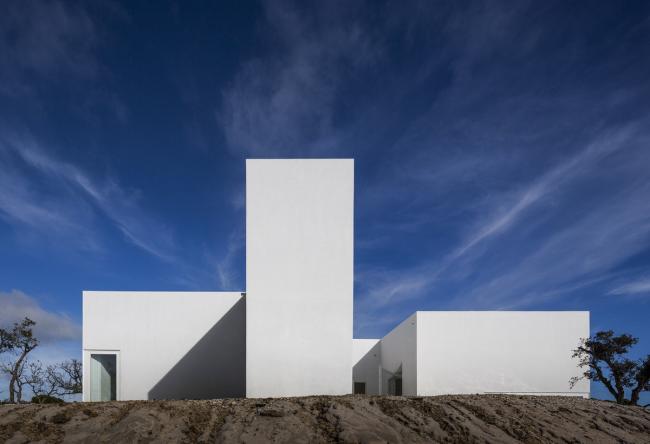 BIM建筑|荒凉上的白色雕塑“花”:Fontinha 室第 / Aires Mateus + SIA arquitectura BIM建筑|荒凉上的白色雕塑“花”:Fontinha 室第 / Aires Mateus + SIA arquitectura