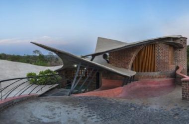 BIM建筑|飞动的曲线映进村落天际线:印度红砖之屋 / iStudio architecture-BIM建筑网
