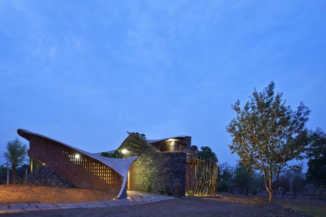 BIM建筑|飞动的曲线映进村落天际线:印度红砖之屋 / iStudio architecture BIM建筑|飞动的曲线映进村落天际线:印度红砖之屋 / iStudio architecture