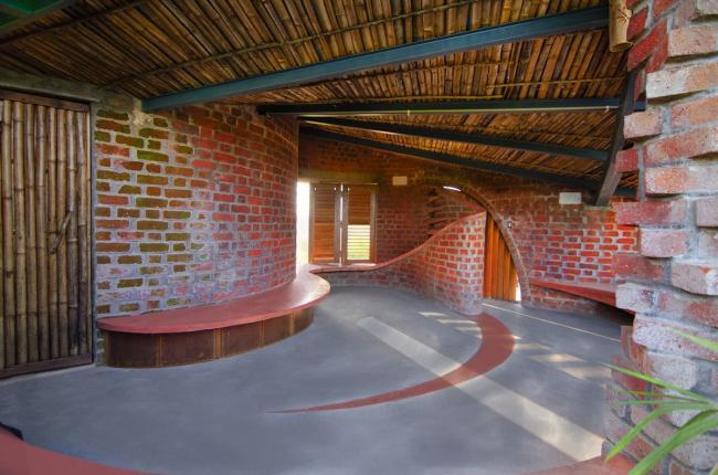 BIM建筑|飞动的曲线映进村落天际线:印度红砖之屋 / iStudio architecture BIM建筑|飞动的曲线映进村落天际线:印度红砖之屋 / iStudio architecture