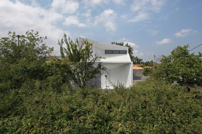 BIM建筑|村落聚落间的一抹白:纳特尔沐日别墅 / KA建筑工作室 建筑鉴赏 第4张-BIM建筑网 BIM建筑|村落聚落间的一抹白:纳特尔沐日别墅 / KA建筑工作室 建筑鉴赏 第4张