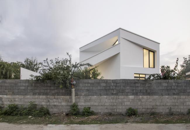 BIM建筑|村落聚落间的一抹白:纳特尔沐日别墅 / KA建筑工作室 建筑鉴赏 第3张-BIM建筑网 BIM建筑|村落聚落间的一抹白:纳特尔沐日别墅 / KA建筑工作室 建筑鉴赏 第3张