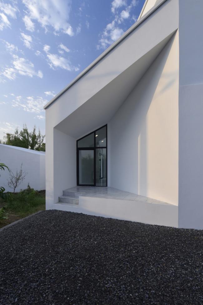 BIM建筑|村落聚落间的一抹白:纳特尔沐日别墅 / KA建筑工作室 建筑鉴赏 第5张-BIM建筑网 BIM建筑|村落聚落间的一抹白:纳特尔沐日别墅 / KA建筑工作室 建筑鉴赏 第5张