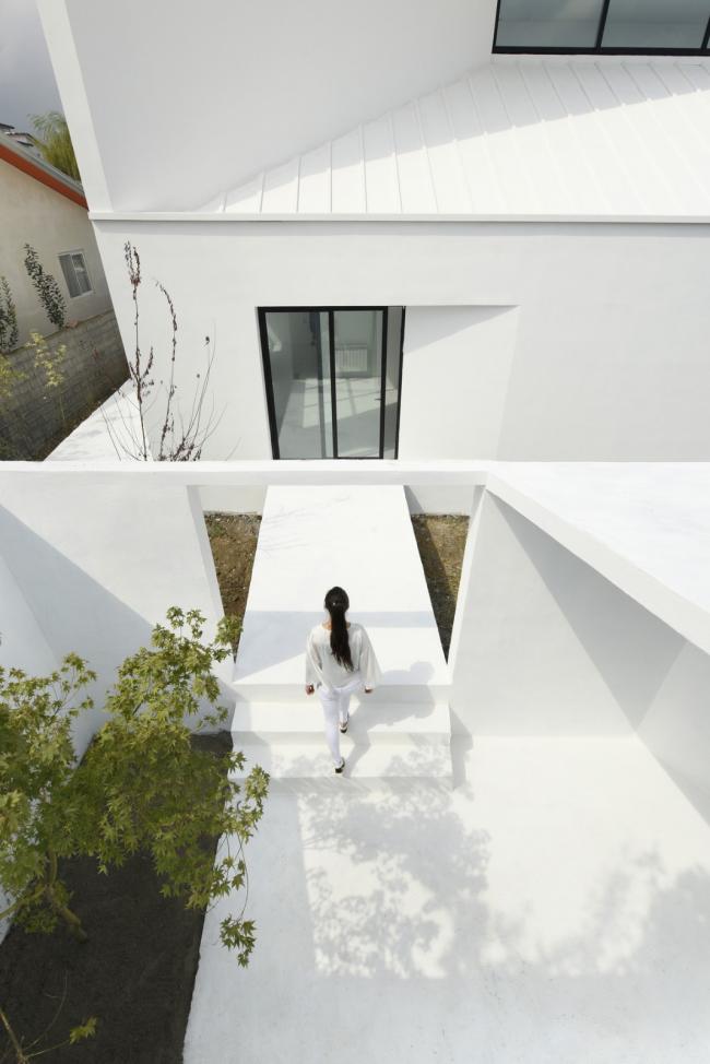 BIM建筑|村落聚落间的一抹白:纳特尔沐日别墅 / KA建筑工作室 建筑鉴赏 第8张-BIM建筑网 BIM建筑|村落聚落间的一抹白:纳特尔沐日别墅 / KA建筑工作室 建筑鉴赏 第8张