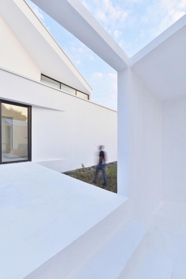 BIM建筑|村落聚落间的一抹白:纳特尔沐日别墅 / KA建筑工作室 建筑鉴赏 第13张-BIM建筑网 BIM建筑|村落聚落间的一抹白:纳特尔沐日别墅 / KA建筑工作室 建筑鉴赏 第13张