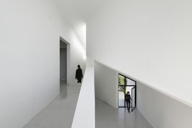 BIM建筑|村落聚落间的一抹白:纳特尔沐日别墅 / KA建筑工作室 建筑鉴赏 第17张-BIM建筑网 BIM建筑|村落聚落间的一抹白:纳特尔沐日别墅 / KA建筑工作室 建筑鉴赏 第17张