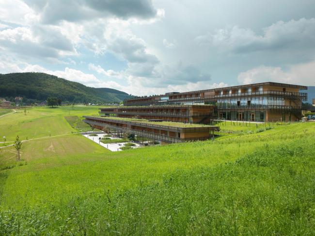 BIM建筑|错落于丘陵原野之上的疗养中间 / Dietger Wissounig Architekten 建筑鉴赏 第2张-BIM建筑网 BIM建筑|错落于丘陵原野之上的疗养中间 / Dietger Wissounig Architekten 建筑鉴赏 第2张