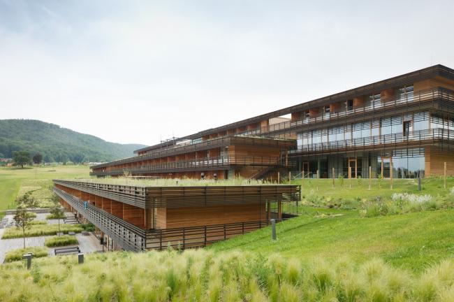 BIM建筑|错落于丘陵原野之上的疗养中间 / Dietger Wissounig Architekten 建筑鉴赏 第4张-BIM建筑网 BIM建筑|错落于丘陵原野之上的疗养中间 / Dietger Wissounig Architekten 建筑鉴赏 第4张