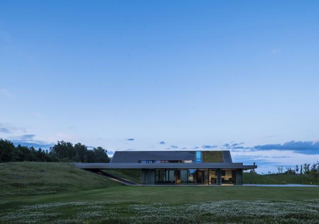 BIM建筑|遗落于荒野上的一顶凉帽:绿色线条小屋 / Mobius Architects 建筑鉴赏 第2张-BIM建筑网 BIM建筑|遗落于荒野上的一顶凉帽:绿色线条小屋 / Mobius Architects 建筑鉴赏 第2张