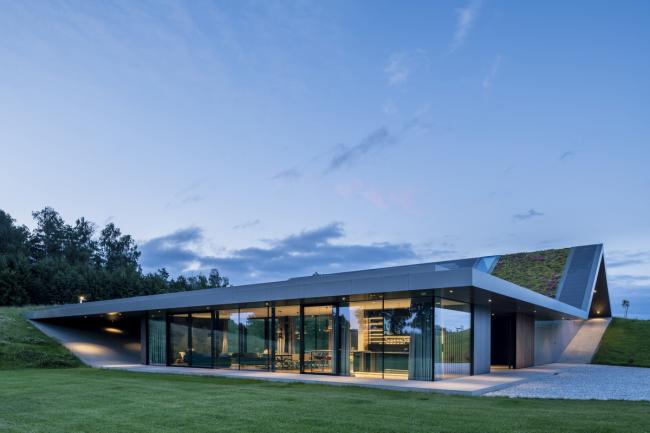 BIM建筑|遗落于荒野上的一顶凉帽:绿色线条小屋 / Mobius Architects 建筑鉴赏 第4张-BIM建筑网 BIM建筑|遗落于荒野上的一顶凉帽:绿色线条小屋 / Mobius Architects 建筑鉴赏 第4张