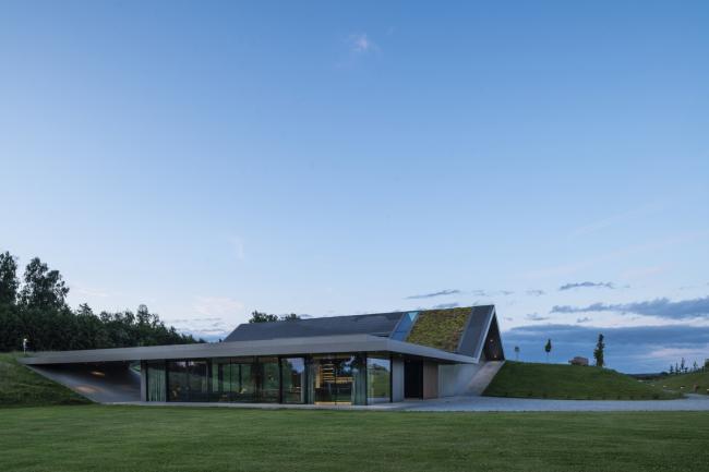 BIM建筑|遗落于荒野上的一顶凉帽:绿色线条小屋 / Mobius Architects 建筑鉴赏 第3张-BIM建筑网 BIM建筑|遗落于荒野上的一顶凉帽:绿色线条小屋 / Mobius Architects 建筑鉴赏 第3张