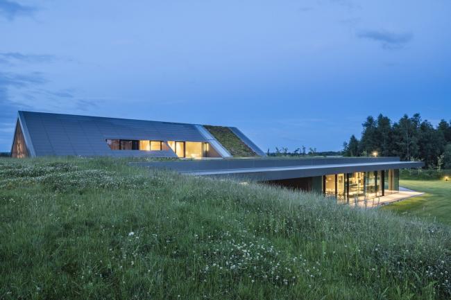 BIM建筑|遗落于荒野上的一顶凉帽:绿色线条小屋 / Mobius Architects 建筑鉴赏 第6张-BIM建筑网 BIM建筑|遗落于荒野上的一顶凉帽:绿色线条小屋 / Mobius Architects 建筑鉴赏 第6张