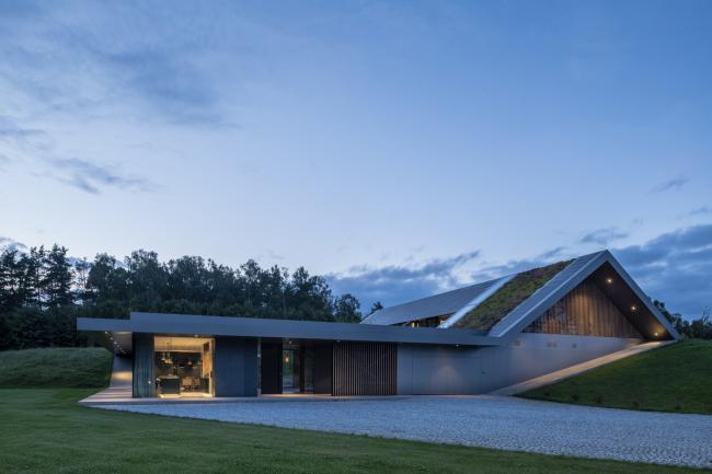 BIM建筑|遗落于荒野上的一顶凉帽:绿色线条小屋 / Mobius Architects 建筑鉴赏 第5张-BIM建筑网 BIM建筑|遗落于荒野上的一顶凉帽:绿色线条小屋 / Mobius Architects 建筑鉴赏 第5张