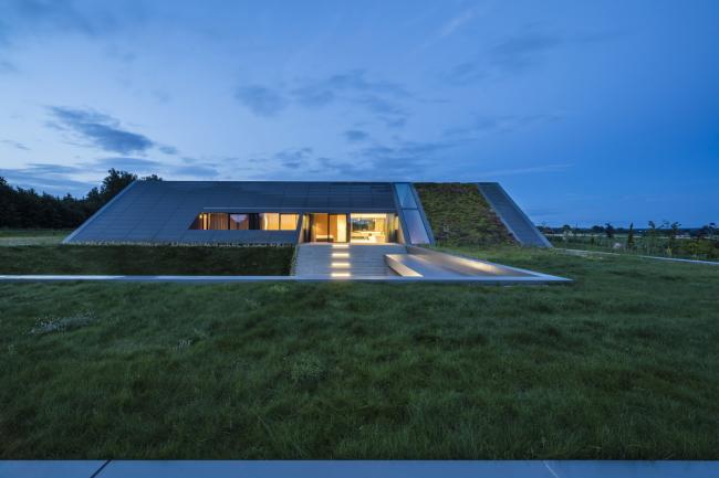 BIM建筑|遗落于荒野上的一顶凉帽:绿色线条小屋 / Mobius Architects 建筑鉴赏 第7张-BIM建筑网 BIM建筑|遗落于荒野上的一顶凉帽:绿色线条小屋 / Mobius Architects 建筑鉴赏 第7张