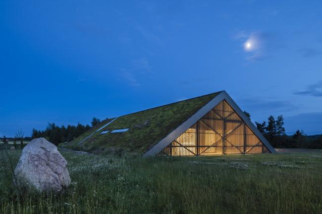 BIM建筑|遗落于荒野上的一顶凉帽:绿色线条小屋 / Mobius Architects 建筑鉴赏 第10张-BIM建筑网 BIM建筑|遗落于荒野上的一顶凉帽:绿色线条小屋 / Mobius Architects 建筑鉴赏 第10张