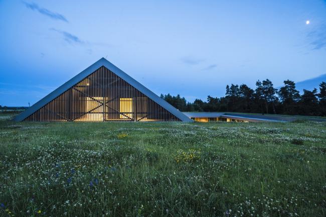 BIM建筑|遗落于荒野上的一顶凉帽:绿色线条小屋 / Mobius Architects 建筑鉴赏 第9张-BIM建筑网 BIM建筑|遗落于荒野上的一顶凉帽:绿色线条小屋 / Mobius Architects 建筑鉴赏 第9张