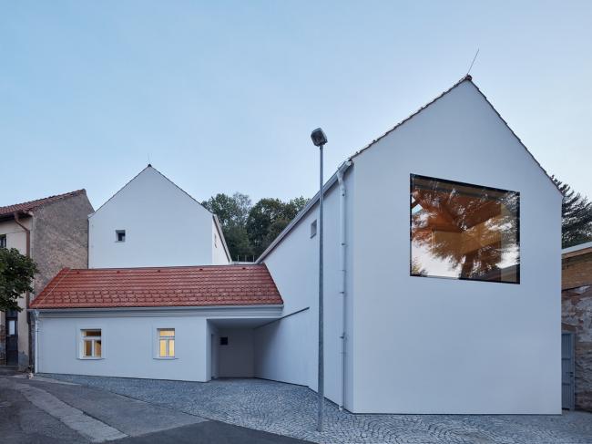 BIM建筑|富于童趣的白色小房子:布拉格度假屋 / Atelier 111 Architekti-BIM建筑网