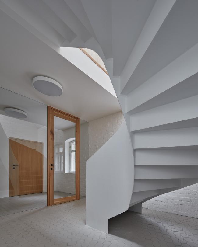 BIM建筑|富于童趣的白色小房子:布拉格度假屋 / Atelier 111 Architekti BIM建筑|富于童趣的白色小房子:布拉格度假屋 / Atelier 111 Architekti