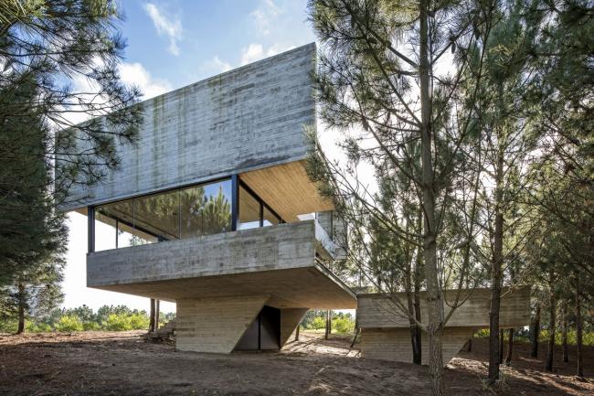 BIM建筑|光影婆娑,如木石般朴实的林间住宅 / Luciano Kruk BIM建筑|光影婆娑,如木石般朴实的林间住宅 / Luciano Kruk