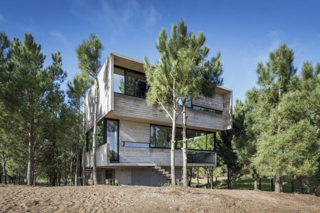 BIM建筑|光影婆娑,如木石般朴实的林间住宅 / Luciano Kruk BIM建筑|光影婆娑,如木石般朴实的林间住宅 / Luciano Kruk