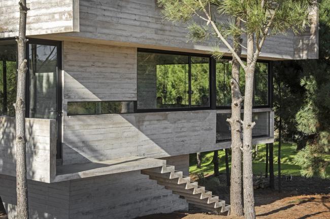 BIM建筑|光影婆娑,如木石般朴实的林间住宅 / Luciano Kruk BIM建筑|光影婆娑,如木石般朴实的林间住宅 / Luciano Kruk