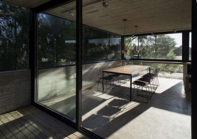 BIM建筑|光影婆娑,如木石般朴实的林间住宅 / Luciano Kruk BIM建筑|光影婆娑,如木石般朴实的林间住宅 / Luciano Kruk
