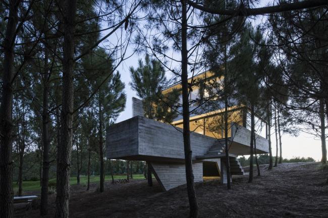 BIM建筑|光影婆娑,如木石般朴实的林间住宅 / Luciano Kruk BIM建筑|光影婆娑,如木石般朴实的林间住宅 / Luciano Kruk