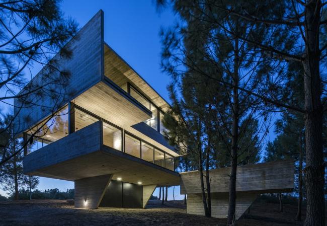 BIM建筑|光影婆娑,如木石般朴实的林间住宅 / Luciano Kruk BIM建筑|光影婆娑,如木石般朴实的林间住宅 / Luciano Kruk