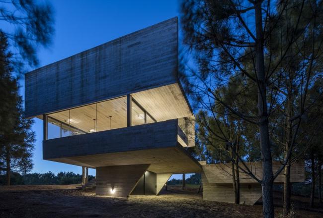 BIM建筑|光影婆娑,如木石般朴实的林间住宅 / Luciano Kruk BIM建筑|光影婆娑,如木石般朴实的林间住宅 / Luciano Kruk