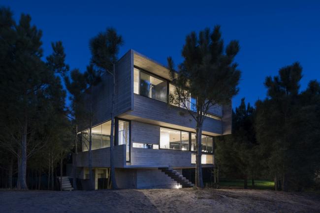 BIM建筑|光影婆娑,如木石般朴实的林间住宅 / Luciano Kruk BIM建筑|光影婆娑,如木石般朴实的林间住宅 / Luciano Kruk