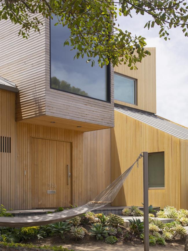 BIM建筑|跳脱的不规则几何形状:洛杉矶海滩避暑住宅 / Blue Truck Studio BIM建筑|跳脱的不规则几何形状:洛杉矶海滩避暑住宅 / Blue Truck Studio