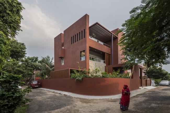 BIM建筑|如火一般热情,如耕牛般内敛:印度“红盒子”之家 / The Grid Architects-BIM建筑网