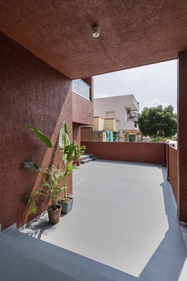 BIM建筑|如火一般热情,如耕牛般内敛:印度“红盒子”之家 / The Grid Architects BIM建筑|如火一般热情,如耕牛般内敛:印度“红盒子”之家 / The Grid Architects