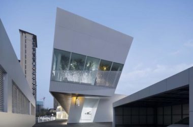 BIM建筑|错动扭转,富有动感的倾斜:中国兰博基尼展示中心 / 普玛建筑设计事务所-BIM建筑网