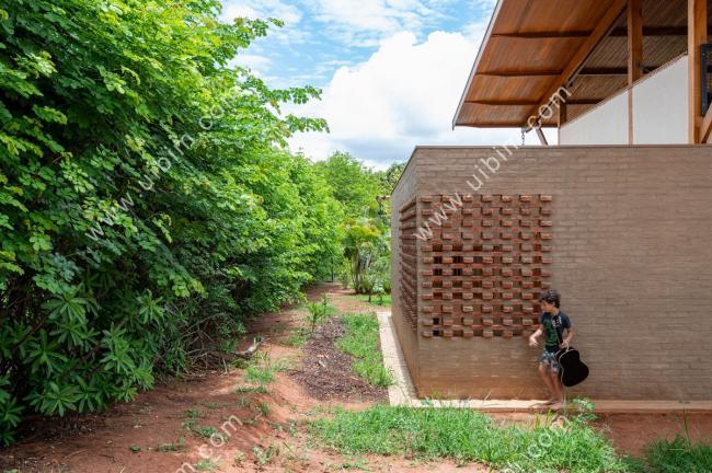 BIM建筑|草丛,泥巴,荡秋千:乡野田园里的儿童之家 BIM建筑|草丛,泥巴,荡秋千:乡野田园里的儿童之家