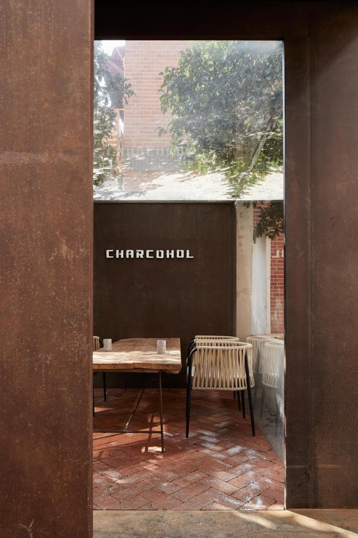 BIM建筑|当时间与温度交织于空间——CHARCOHOL巧客餐厅与鸡尾酒吧 / 八荒设计 BIM建筑|当时间与温度交织于空间——CHARCOHOL巧客餐厅与鸡尾酒吧 / 八荒设计