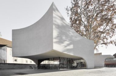 BIM建筑|融合古典,调皮地飞动——环抱老树的游客中心 / MoDusArchitects-BIM建筑网