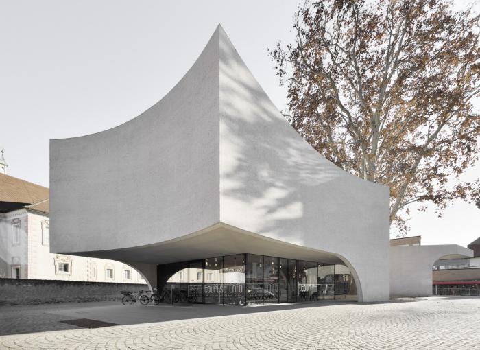 BIM建筑|融合古典,调皮地飞动——环抱老树的游客中心 / MoDusArchitects BIM建筑|融合古典,调皮地飞动——环抱老树的游客中心 / MoDusArchitects