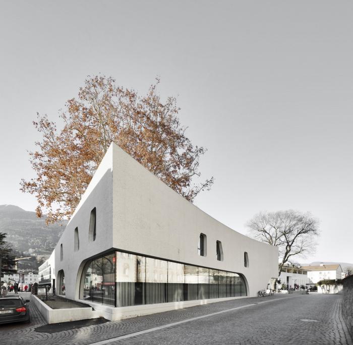 BIM建筑|融合古典,调皮地飞动——环抱老树的游客中心 / MoDusArchitects BIM建筑|融合古典,调皮地飞动——环抱老树的游客中心 / MoDusArchitects