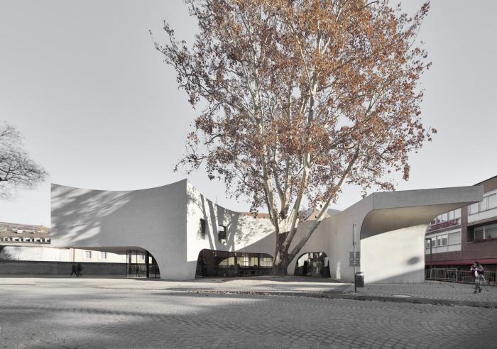 BIM建筑|融合古典,调皮地飞动——环抱老树的游客中心 / MoDusArchitects BIM建筑|融合古典,调皮地飞动——环抱老树的游客中心 / MoDusArchitects