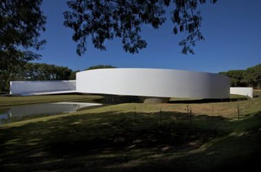 BIM建筑|宛如一条飘逸的纯白丝带:日本移民博物馆 / Gustavo Penna-BIM建筑网
