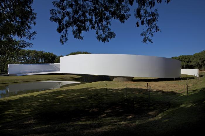 BIM建筑|宛如一条飘逸的纯白丝带:日本移民博物馆 / Gustavo Penna BIM建筑|宛如一条飘逸的纯白丝带:日本移民博物馆 / Gustavo Penna