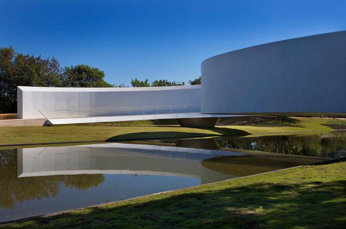 BIM建筑|宛如一条飘逸的纯白丝带:日本移民博物馆 / Gustavo Penna BIM建筑|宛如一条飘逸的纯白丝带:日本移民博物馆 / Gustavo Penna