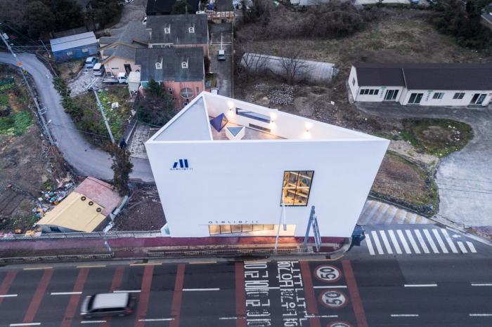 BIM建筑|混凝土构筑的抽象几何空间:Atelier 11办公楼 / Atelier 11 BIM建筑|混凝土构筑的抽象几何空间:Atelier 11办公楼 / Atelier 11