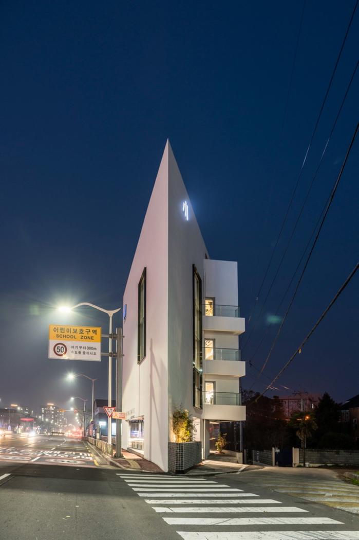 BIM建筑|混凝土构筑的抽象几何空间:Atelier 11办公楼 / Atelier 11 BIM建筑|混凝土构筑的抽象几何空间:Atelier 11办公楼 / Atelier 11