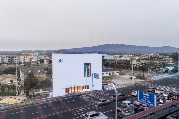 BIM建筑|混凝土构筑的抽象几何空间:Atelier 11办公楼 / Atelier 11 BIM建筑|混凝土构筑的抽象几何空间:Atelier 11办公楼 / Atelier 11