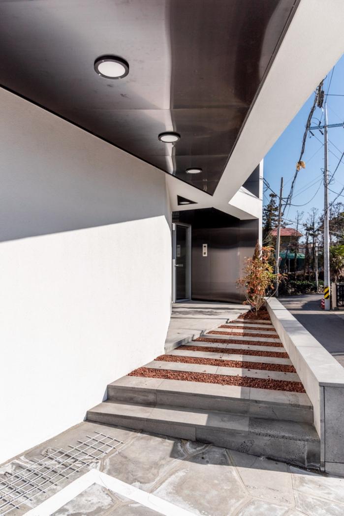 BIM建筑|混凝土构筑的抽象几何空间:Atelier 11办公楼 / Atelier 11 BIM建筑|混凝土构筑的抽象几何空间:Atelier 11办公楼 / Atelier 11