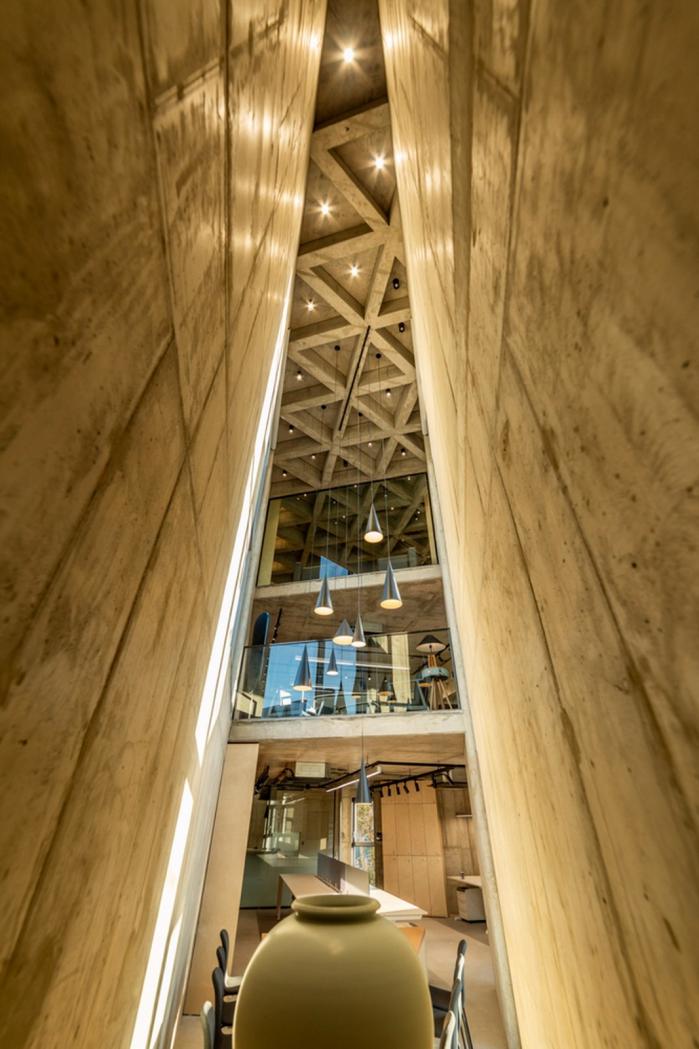 BIM建筑|混凝土构筑的抽象几何空间:Atelier 11办公楼 / Atelier 11 BIM建筑|混凝土构筑的抽象几何空间:Atelier 11办公楼 / Atelier 11